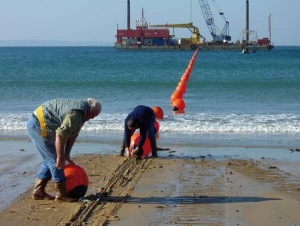 Tako pa podmorske kable na obali polagajo danes. 